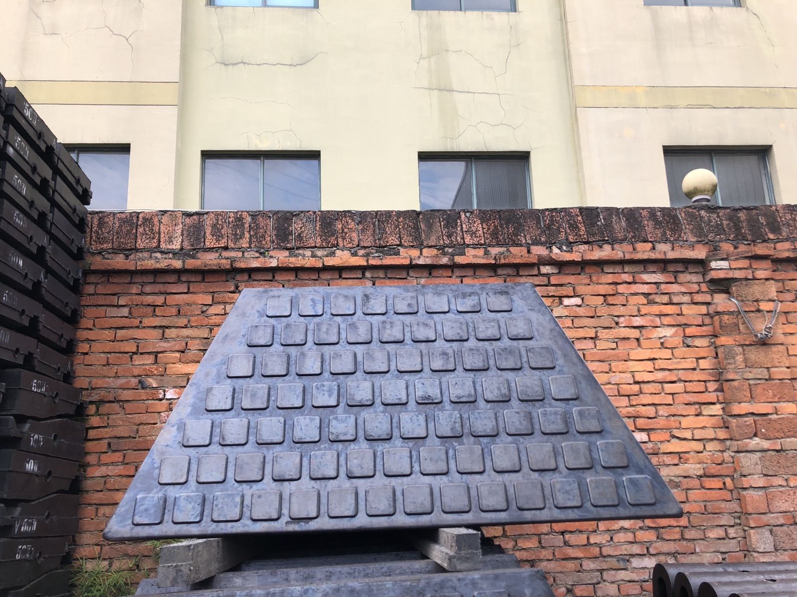 浙江通超工厂内单块铁路橡胶道口板实拍,规格未在画面确认