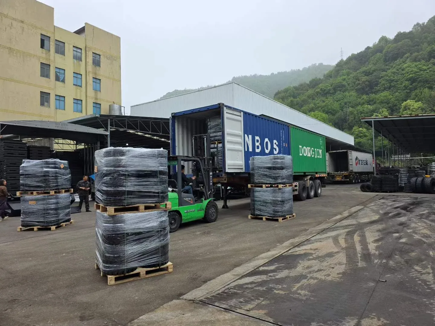 两柜叉车实心轮胎发往加拿大